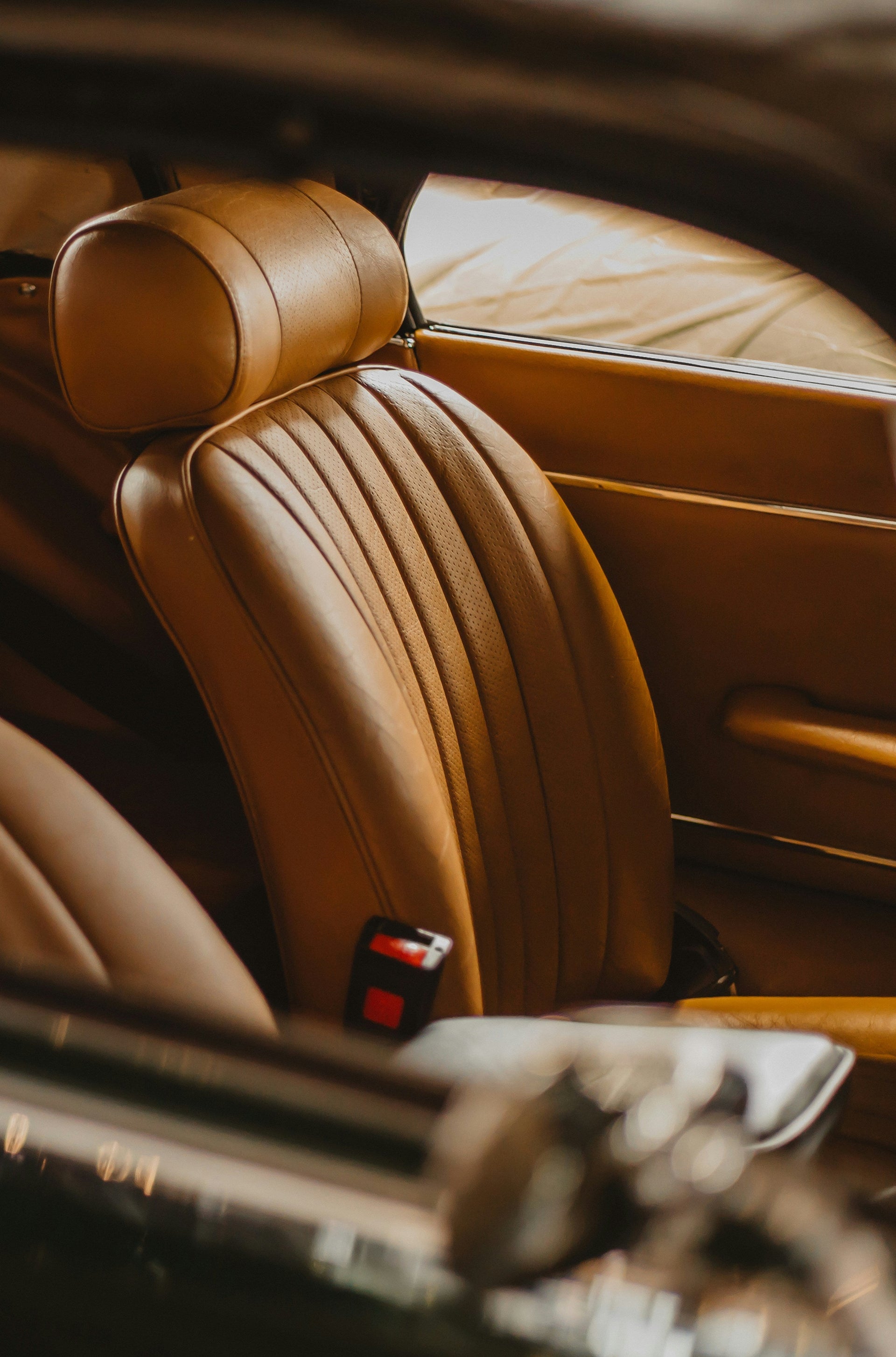 Autoleder richtig pflegen – die häufigsten Fragen & Profi-Antworten